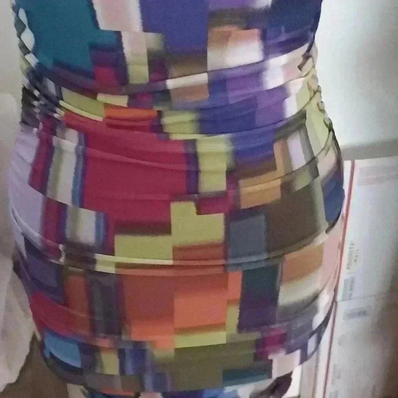 Beautiful dress with geometric design - Picture 4 of 7